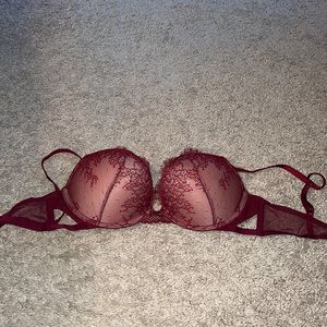 Victoria’s Secret size 34B bombshell plunge bra
